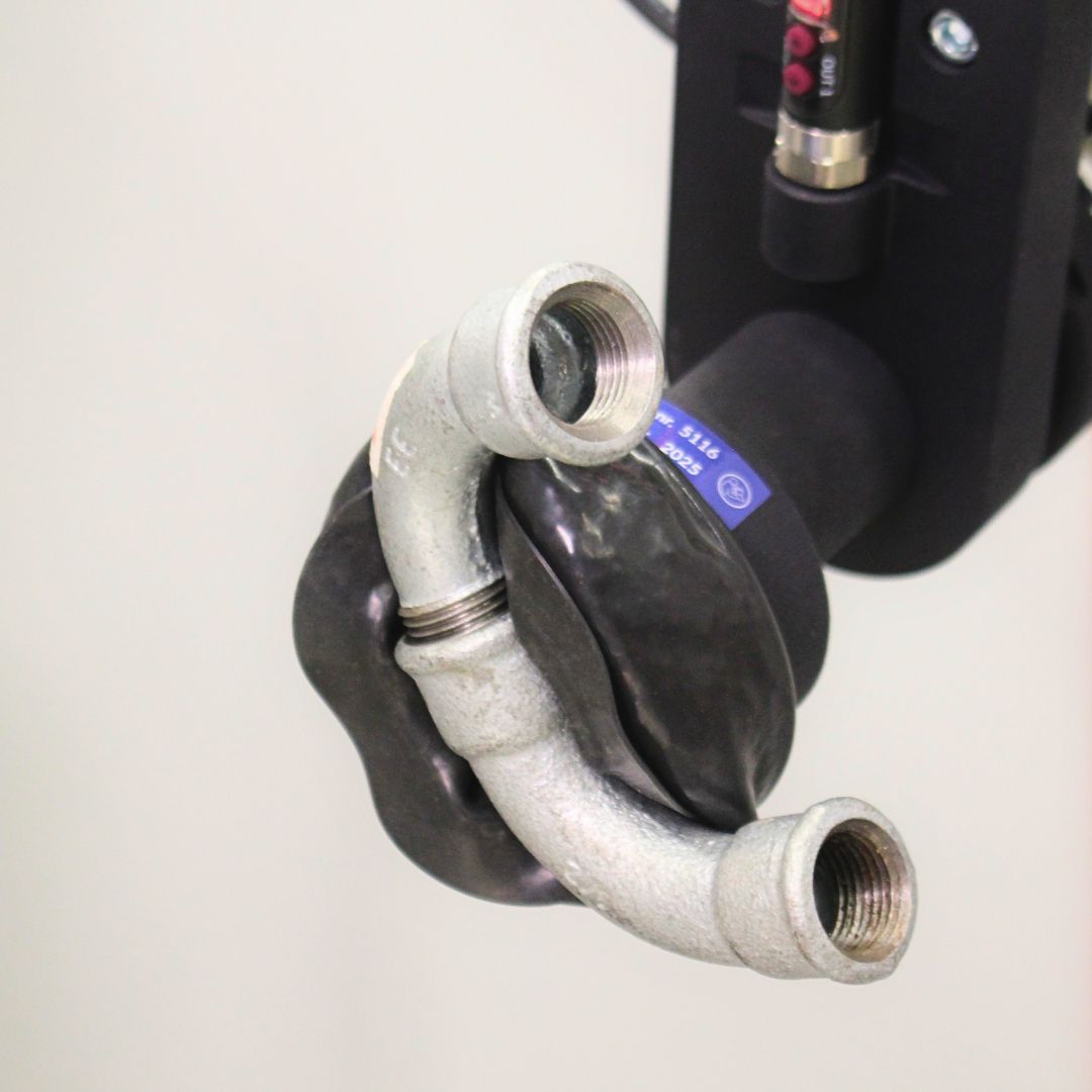 FH-R8 greift Rohrstück